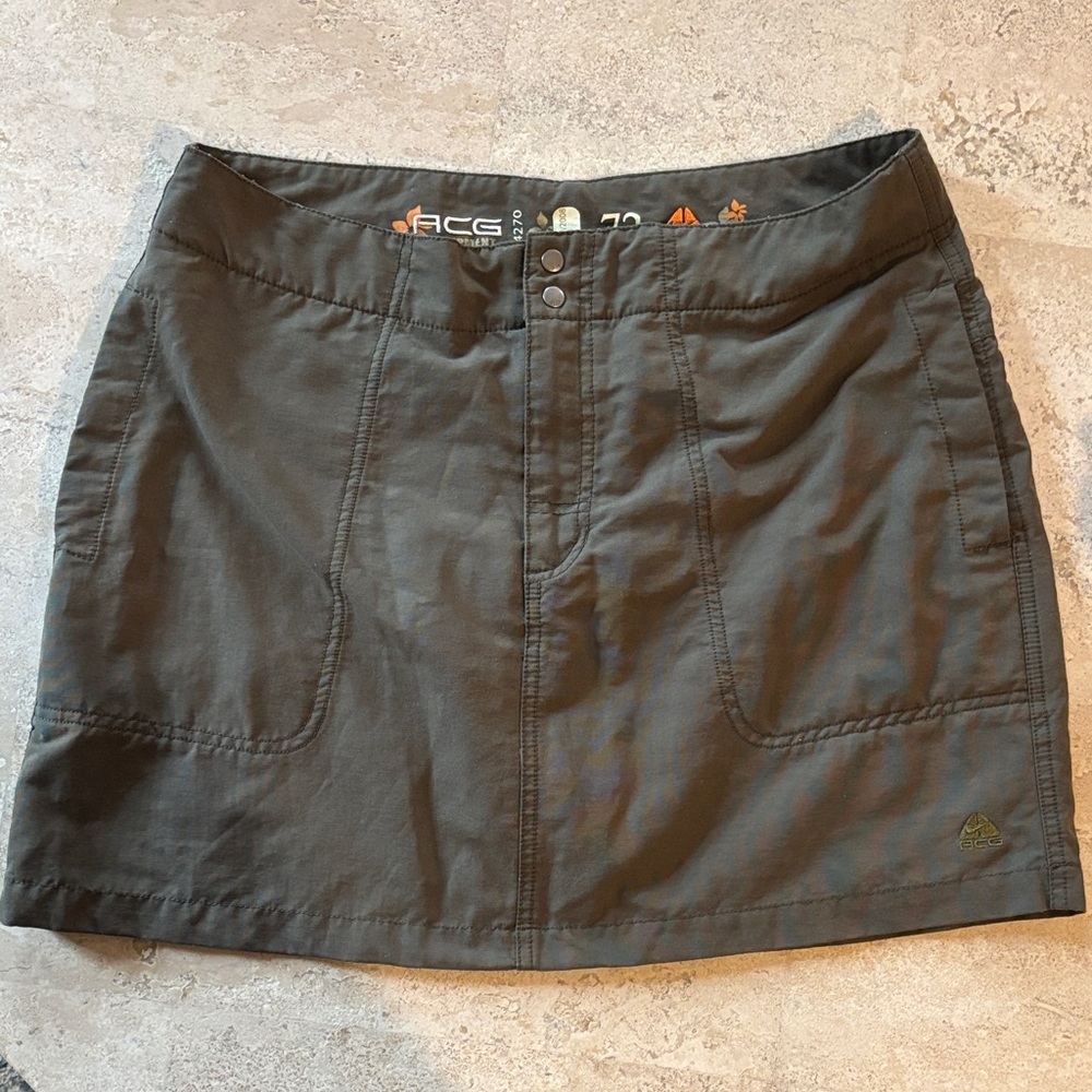 NIKE ACG sizeβ 10 womenβs dark green skort